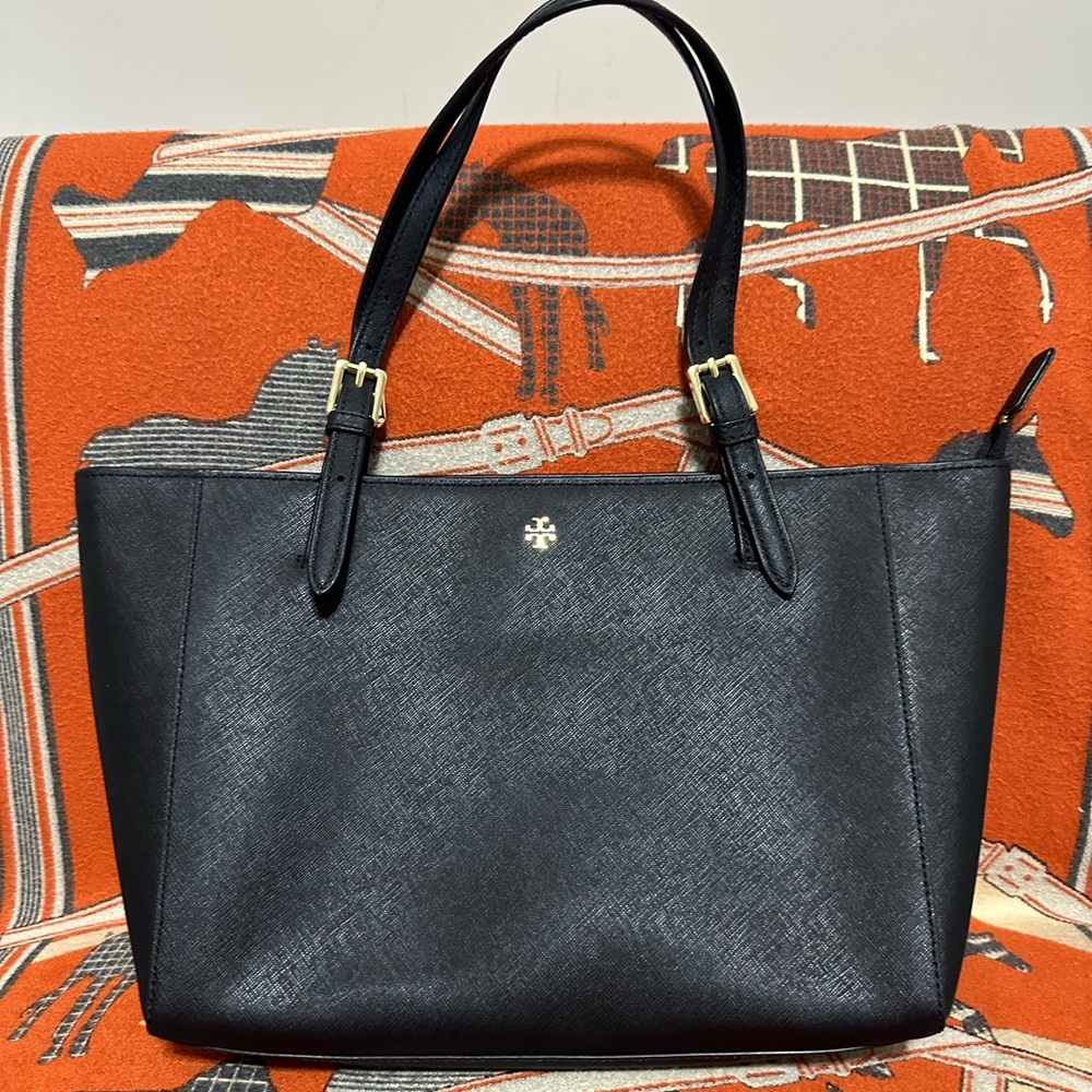 Tory Burch Black Leather Tote with Structured Design